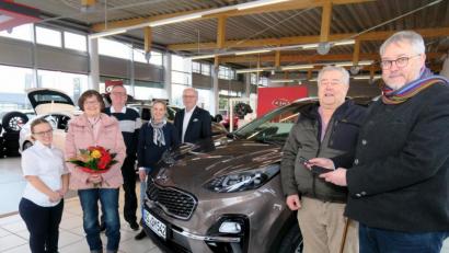 Bild: Hirsch
BRK-Kreisgeschäftsführer Otto-Josef Langenhan (rechts) überreichte Michael Schötz (Zweiter von rechts) die Schlüssel für den Kia Sportage. Für Eugenie Schötz (Zweite von links) gab es Blumen. Zum Gewinn gratulierten Alexandra Maschek, Reiner Debernitz, Daniela Wittmann und Albert Schindlbeck (von links).
