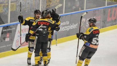 Bild: brü
Da ist Jubel angebracht: Mit 4:0 gewann der ERSC Amberg gegen den EHC Bad Aibling.