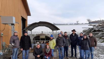 Bild: Martin Teubner/exb
Über die „Heawy-Farm“ in Großensees informierte sich eine Besuchergruppe der CSU Leonberg um Bürgermeisterkandidat Maximilian Ernstberger (Dritter von links).