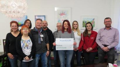 Bild: jzk
Jessika Wöhrl-Neuber (Mitte) holte mit Jürgen Blumberg, Juliane Weber und Michaela Diesner, Hans Wöhrl, Arno Preißinger, Herbert Kusche und Daniela Dittrich (von rechts) hilfsbereite Fachleute ins Familienzentrum. Kerstin Graf und Deborah Pregler (von links) bewirteten die Gäste im Café.