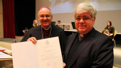 Bild: exb
Bischof Rudolf Voderholzer übergibt Dekan Pfarrer Thomas Jeschner die Ernennungsurkunde zum Bischöflichen Geistlichen Rat.
