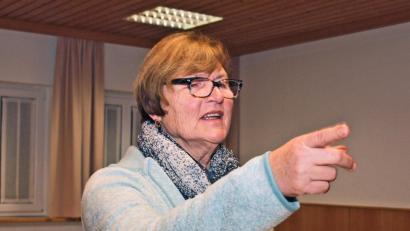 Bild: sön
Für die Mitarbeit im Führungsteam des Katholischen Frauenbunds bei den Mitgliedern zu werden, empfahl die stellvertretende Bezirksvorsitzende Elisabeth Spörer und riet „verabschiedet euch nicht von der Mitarbeit, verabschiedet euch von eurem umfangreichen Programm“.
