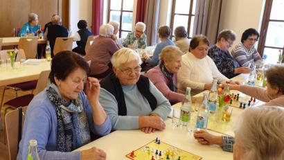 Bild: lep
Ein voller Erfolg ist der Spielenachmittag der Senioren der Pfarrei. Nach Kaffee und Kuchen wird die Runde eröffnet. Alle haben Spaß und es wird viel gelacht.