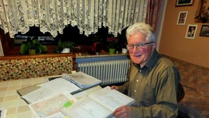 Bild: hai
Werner Veigl mit einer seiner wichtigsten Quellen für deutsche Kriegsgefangene in Russland, dem Findbuch „Orte des Gewahrsams von deutschen Kriegsgefangenen in der Sowjetunion (1941-1956)“.
