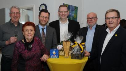 Bild: gf
Sie stoßen auf das neue FDP-Büro in Amberg an (von links): Kreisvorsitzender Jens Rohn, Stadträtin Emilie Leithäuser, Landtagsabgeordneter Christoph Skutella, Bundesparlamentarier Ulrich Lechte, Sulzbach-Rosenbergs Dritter Bürgermeister Hans-Jürgen Reitzenstein und Bürgermeister Martin Preuß.