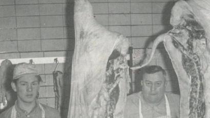 Bild: Archiv Josef Schmaußer
Ein Prachtexemplar von einem Schwein, über fünf Zentner schwer: Auf dem Bild der Onkel des Autors, Metzgermeister Hans Schmaußer. Er führte bis zum Tod seiner ersten Frau 1954 am Amberger Marktplatz ein Geschäft. Sein Lehrling ist der Bruder des Autors, Ludwig Schmaußer. Aufgenommen wurde das Bild um 1964.