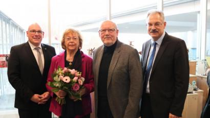 Bild: Klinikum/exb
Oberbürgermeister Oliver Weigel, Bärbel und Horst Kießling sowie Klinikum-Geschäftsführer Martin Schmid (von links) bei der Vernissage „Kleine Figuren – großer Auftritt“.