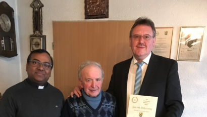 Bild: Stefanie Gradl
Bürgermeister Hans-Martin Schertl (rechts) und Pfarrvikar Hruday Kumar Madanu (links) überbringen Georg Hammer die Glückwünsche zum 90. Geburtstag.