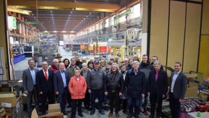 Bild: szl
Rund 30 Mitglieder des Initiaktivkreises informierten sich bei der Horn Glas Industries AG. Markus Zant, Bereichsleiter Projekte und Technik (Zweiter von links), führte die Besucher unter anderem durch die Fertigungshalle.