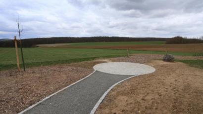Bild: Karl-Josef Hildenbrand/dpa
Veitshöchheim: Ein Weg führt zu einer rund gepflasterten Stelle auf einem Feld nahe des Ortsteiles Gadheim. Die Anlage markiert den neuen geografischen Mittelpunkt der Europäischen Union nach dem Austritt von Großbritannien aus der EU. Aha.