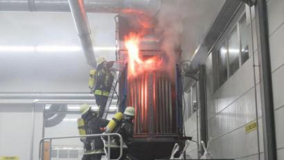 Bild: exb/Polizei
Mit vereinten Kräften gelang es den Feuerwehrleuten, den Brand unter Kontrolle zu bringen.