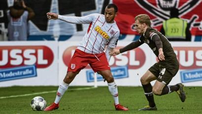 Bild: Armin Weigel/dpa
Jann George vom SSV Jahn (links/Szene aus dem Spiel gegen den FC St. Pauli) und die Regensburger sind heiß auf den Auftakt nach der Winterpause. Es geht gleich mit einem Heimspiel-Doppelpack los. Am Dienstag (20.30 Uhr) kommt Hannover, am Freitag (18.30 Uhr) Fürth.