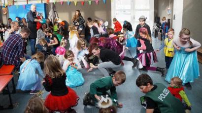 Bild: weu
Wenn Vorsitzender Anton Ebenschwanger (hinten, links) die Bonbons regnen ließ, stürmten die Kinder auf die Tanzfläche, um sich mit den Süßigkeiten einzudecken.
