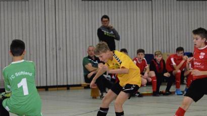 Bild: gb
Szene aus dem Finale der Futsal-Kreismeisterschaft der C-Junioren zwischen der JFG FC Stiftland und der SpVgg Bayern Hof in Wiesau. Die Hofer gewannen mit 3:2 und holten den Titel. Bei der Bezirksmeisterschaft in Ebersdorf bei Coburg trafen beide Teams im Spiel um Platz drei erneut aufeinander. Hier drehten die Stiftländer den Spieß um und siegten mit 2:1.