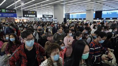Bild: Kin Cheung
Niemand mehr ohne Mundschutz. So wie hier am Bahnhof von Hongkong erleben auch die Lippert-Mitarbeiter aus Pressath die Situation in China.