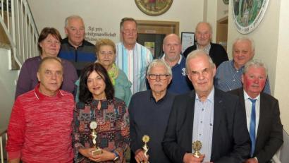 Bild: Dobmeier
Vorsitzender Hans Dietl (vorne, links) von den Kartenfreunden „Grüne Au“ ehrt Vereinsmeister und Mitglieder. Susanne Herrmann (daneben) wird seine neue Stellvertreterin, sie ist auch zweite Vereinsmeisterin im Schafkopfen.