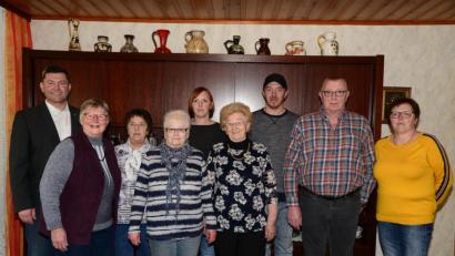Bild: bey
Anna Zeller (Sechste von links) freut sich über die Glückwünsche von Schwiegertochter Ingrid, Sohn Gerhard, die Enkel Thomas und Andrea (von rechts) sowie Bürgermeister Rainer Rewitzer und der "Damenrunde" mit Elfriede Völkl, Gerlinde Klotz und Maritsch Vater (von links).