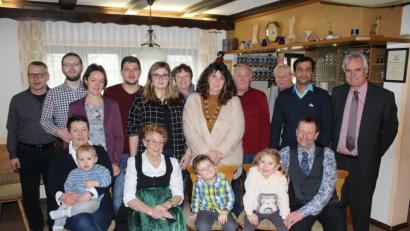 Bild: soj
Jubilarin Waltraud Seeharsch (vorne) mit (von links) Tochter Gabi, Urenkel Toni, Urenkel Max, Enkelin Pauline und Sohn Rainer sowie mit vielen Gästen im Gasthof "Dragoner" freuen sich über eine fröhliche und gesellige Runde.