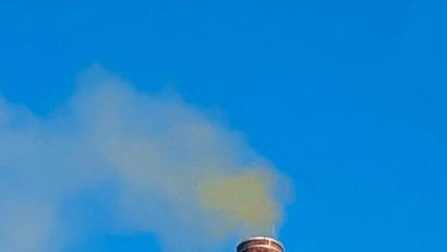 Bild: exb
Eine gelbbraune, teils auch schwarze Abgas-Fahne kam kürzlich aus einem Schlot der Firma Schott in Mitterteich. Daher meldete sich ein Leser bei der NT-Redaktion.