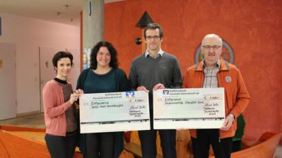 Bild: Kliniken Nordoberpfalz AG/Eva-Maria Rauch
Anja Schricker und Marina Frister vom Bunten Kreis Nordoberpfalz können sich ebenso wie Herbert Putzer (rechts), Vorstand der Kinderkrebshilfe Oberpfalz Nord, über eine Spende in Höhe von 1000 Euro von Dieter Mittelmeier freuen.