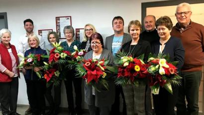 Bild: R. Kreuzer
Hilde Zebisch (links) und Einrichtungsleiter Denis Parchomenko (Zweiter von links) danken den Mitarbeitern (von links) Renate Konrad, Christine Sax, Gabriele Neukam, Helga Janker, Brigitte Heinemann, Johannes Stiller, Carmen Lippert, Hans Anklam, Olga Kropp und Günther Klier.