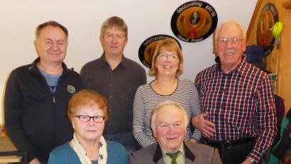 Bild: no
Ein doppeltes Geburtstagsschießen richten (sitzend, von links) Anni und Herbert Nägerl aus. Den Siegern (stehend, von links) Georg Dehling, Richard Koller und Monika Gleißner gratuliert Erster Schützenmeister Bruno Müller.