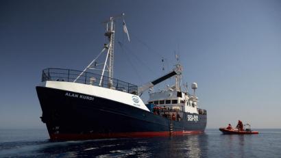 Bild: Fabian Heinz/Sea-Eye/dpa
Das Regensburger Seenotrettungsschiff Alan Kurdi darf in Malta anlegen.