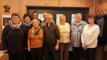 Bild: rha
Der neue Vorstand der Pferdefreunde Vilseck (vorn, von links): Kerstin Lindner, Anita Hentschke, Gerhard Hentschke, Vorsitzende Marianne Weiß, Harry Platzer und Marlen Platzer; hinten (von links): Edelgard Wiesnet, Konrad Weiß und Georg Kraus.