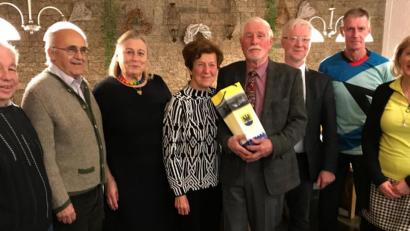 Bild: mef
Jochen Rieder (Mitte) bekam zum 80. Geburtstag Glückwünsche von Ehefrau Gerlinde, von Birgit Götz (von rechts) und Hans Eismann, Pfarrer Wilfried Römischer, von Bernd Meier (von links)sowie Renate und Gerd Lindner.