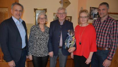 Bild: jr
Viele Glückwünsche gab es für Eduard Bauer (Mitte) zum 80.Geburtstag. Es gratulierten unter anderem Ehefrau Sabine (Zweite von links), Tochter Claudia (Zweiter von rechts) und Schwiegersohn Albert (rechts) sowie Bürgermeister Roland Grillmeier.