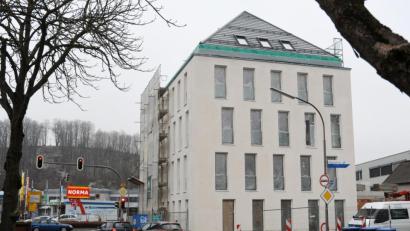 Bild: Gabi Schönberger
Der Bau des neuen Wohn- und Geschäftshauses in der Freyung schreitet zügig voran.