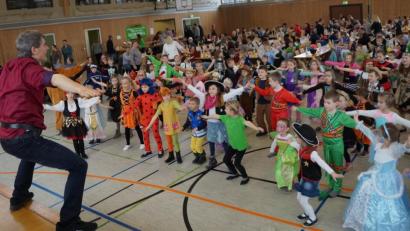 Bild: weu
Beim Kinderfasching der Garde „Grün-Weiß“ hielt Entertainer Markus Lößl die jungen „Maschkerer“ immer „auf Trab“. Mit vielen, abwechslungsreichen Spielen und der peppigen Musik von Norbert Vogl wurde es nie langweilig.