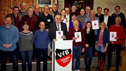 Bild: R. Kreuzer
Der Vorstand des VfB ehrt langjährige Mitglieder und ernennt Lothar Höher (vorne, Mitte) zum neuen Ehrenmitglied.