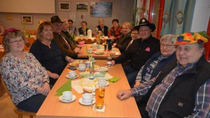 Bild: jr
Mit Cowboyhüten hatten sich Leonbergs Bürgermeister Johann Burger (Dritter von links) und Mitterteichs Zweiter Bürgermeister Stefan Grillmeier (Dritter von rechts) für den Seniorenfasching der Arbeiterwohlfahrt in Steinmühle ausgestattet. Mit im Bild auch AWO-Kreisgeschäftsführerin Angelika Würner (Zweite von links) und stellvertretender Ortsvorsitzender Ludwig Schmid (rechts).