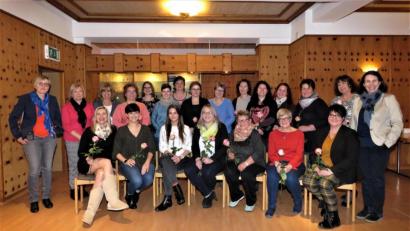 Bild: ubb
Cordula Heinzl (rechts), Sabine Schiml, Marianne Gmeiner und Christine Eckert (von links) leiteten die Veranstaltung und stellten die Stadtratskanidatinnen aus CSU, SPD und Freie Wähler den Gästen vor.