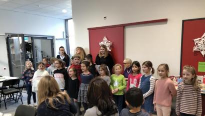 Bild: fpoz
Die Ganztagskinder begrüßten die Gäste, darunter Rektorin Petra Andritzky, mit dem Lied "Kunterbunt".