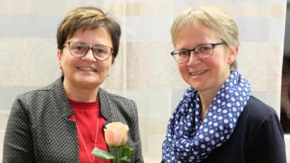 Bild: do
Mit einem Rosengruß heißt Frauenbund-Sprecherin Maria Seitz (links) Schulrektorin Gabriele Bodner als neues Mitglied willkommen.