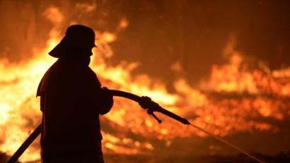 Bild: Dominique Leppin/dpa
Symbolbild: Ein Feuerwehrmann löscht einen Brand.