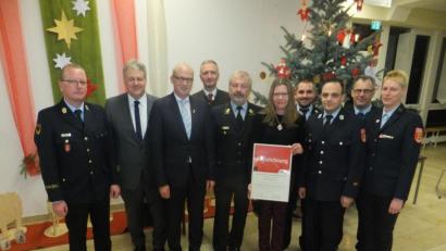 Bild: ibj
Zu ihrer Auszeichnung gratulierten Gabriele Wiesnet (Fünfte von rechts Kreisbrandinspektor Christof Strobl, Landrat Richard Reisinger, Bürgermeister Bernhard Lindner, Landtagsabgeordneter Harald Schwartz, Kreisbrandrat Fredi Weiß (von links) sowie Feuerwehrvorsitzende Marion Bäumler, stellvertretender Kommandant Markus Weber, Kommandant Michael Iberer und stellvertetender Kommandant Philipp Gebert (von rechts).