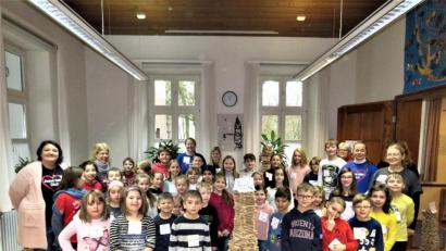 Bild: ubb
40 Kinder und 8 Betreuer beschäftigten sich beim Kinderfrühstück in der Evangelischen Erlöserkirche mit dem "Turmbau zu Babel". Die Kinder durften dabei selbst Türme bauen - und sie schufen erstaunlich kreative Bauwerke.