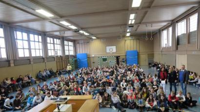 Bild: jzk
Realschuldirektor German Helgert (rechts) und Realschullehrerin Sabine Seur (stehend, Dritte von rechts) feierten mit den den Fünft- und Sechstklässlern den Deutsch-Französischen Freundschaftstag.