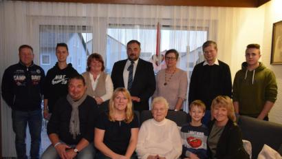 Bild: fla
Wilma Bäumler (sitzend, Mitte) freut sich über viele Glückwünsche. Zu den Gratulanten zählten neben Kindern, Enkeln und Urenkeln auch Pfarrer Norbert Götz (Zweiter von rechts), Pfarrgemeinderätin Ingrid Troidl (Dritte von rechts) und Bürgermeister Josef Beimler (Vierter von rechts).