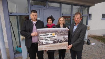 Bild: exb/BBV, Josef Wittmann
Mit dem „Mercosur-Abkommen“ kann zollreduziertes Rindfleisch, das nicht mit den hohen deutschen Standards erzeugt wurde, eingeführt werden. Stellvertretender Kreisobmann Georg Lorenz, Kreisbäuerin Sabine Schindler, stellvertretende Kreisbäuerin Manuela Pronath und Kreisobmann Josef Irlbacher (von links) zeigen einen „Feedlot“, wie er in Südamerika gängig ist.