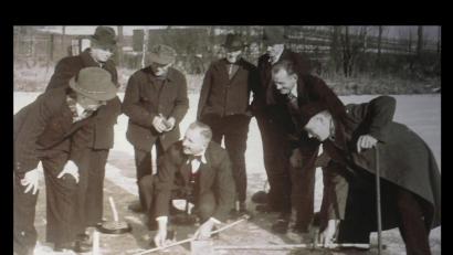 Bild: rn
Unserer Großeltern haben früher ihre Freizeit zwar anders, aber nicht weniger vergnüglich gestaltet. Beliebt war beispielsweise das Eisstockschieben am Rußweiher.