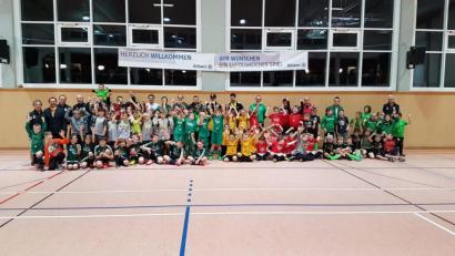 Bild: Stefan Klamt/exb
Für schöne Spiele sorgten am Samstag die U13-Teams und nachmittags die U11-Teams (Bild). Sie zeigten vollen Einsatz. Ein Gruppenbild zur Erinnerung durfte nicht fehlen.