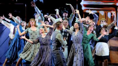 Bild: Stephan Huber
Das Eurostudio Landgraf brachte die schwungvolle, ballettreiche Gershwin-Hommage „Ein Amerikaner in Paris“ nun in einer Tourneefassung ins Amberger Stadttheater und begeisterte damit die Theaterbesucher.