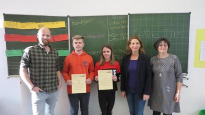 Bild: jzk
Klassenleiter Christian Beck (links), Jugendsozialarbeiterin Carola Reger und Medienpädagogin Cirta Rosbach (von rechts) lobten die Medientutoren Celine Kastner und Tim Domeyer für ihre gelungene medienpädagogische Unterweisung in der fünften Klasse.