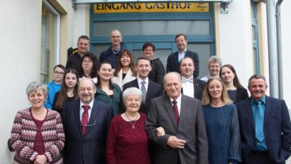 Bild: soj
Das Jubelpaar Klothilde und Valentin Filberth (vorne, Mitte) freuen sich bei ihrer diamantenen Hochzeit über die herzlichen Glückwünsche ihrer Familie.