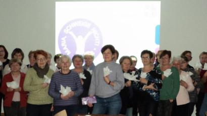 Bild: ksi
„Maria, schweige nicht“: Mit einer weißen Blüte als Symbol setzen sich die Frauen für mehr Gleichberechtigung in der Kirche ein.