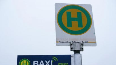 Bild: do
Der städtische Bauhof ergänzt derzeit die öffentlichen Bushaltestellen in Grafenwöhr mit Baxi-Schildern. Für Mitfahrer ist auch die auf den Schildern vermerkte Telefon-Nummer hilfreich